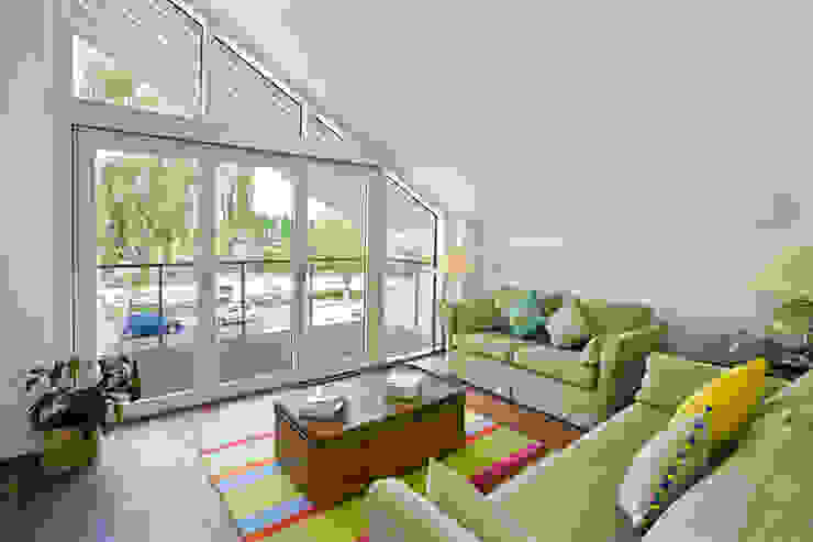 Living room Baufritz (UK) Ltd. غرفة المعيشة