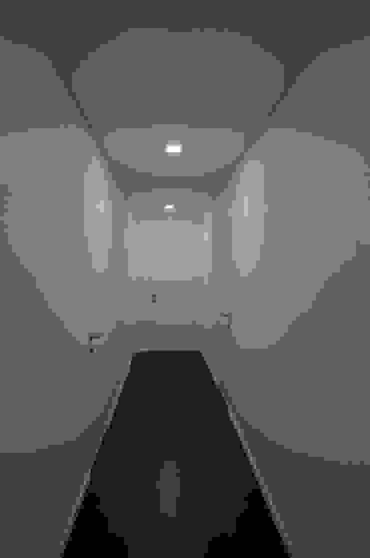 ห้องโถงทางเดินและบันไดสมัยใหม่ โดย Lethes House โมเดิร์น