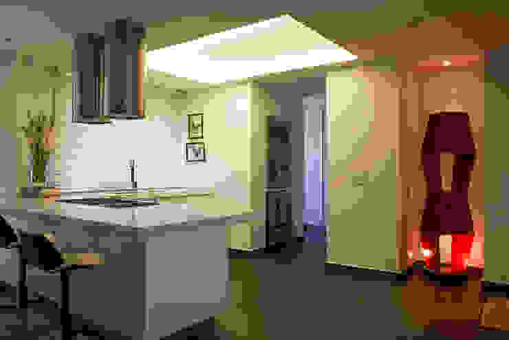 Maria Mentira Studio Nhà bếp phong cách hiện đại White