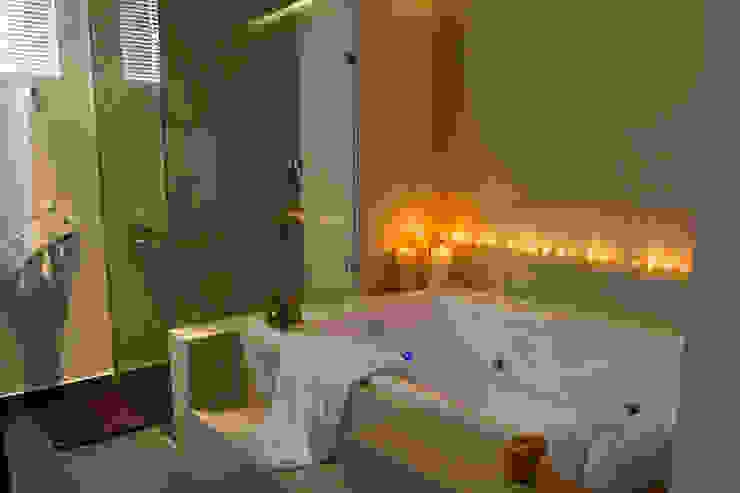 Maria Mentira Studio Phòng tắm phong cách hiện đại Cục đá Beige