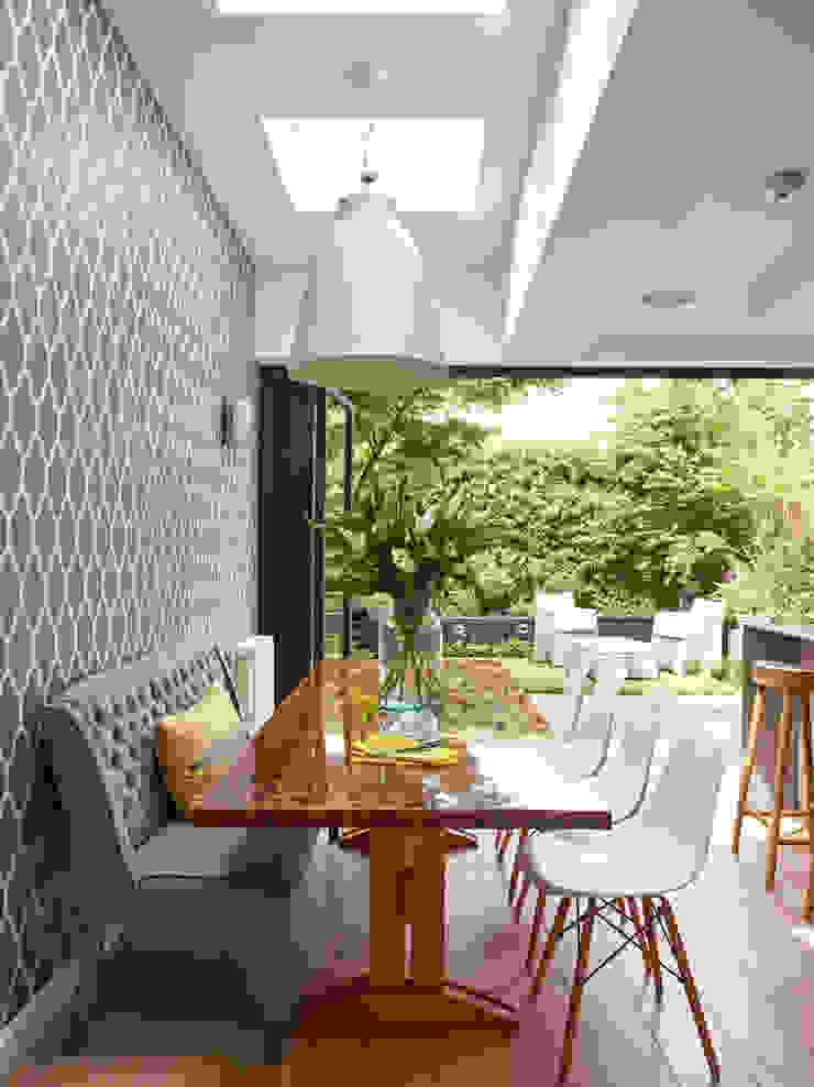 Dining area with garden view Holloways of Ludlow Bespoke Kitchens & Cabinetry Modern Kitchen Solid Wood Wood effect Tables & chairs
