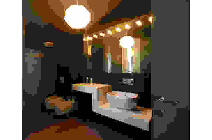 APPARTAMENTO R1 STUDIO DI ARCHITETTURA RAFFIN Bagno moderno Nero