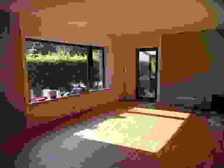 Das Wohnzimmer erhielt sandfarbene Wände und ebenso den Industrielamellenholzboden. Grandi+Lutze Moderne Wohnzimmer Leuchte,Holz,Schatten,Innenarchitektur,Die Architektur,Gebäude,Fenster,Umhauen,Bodenbelag,Mauer