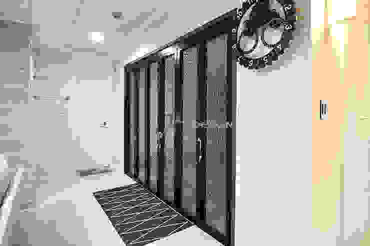JMdesign Ingresso, Corridoio & Scale in stile moderno