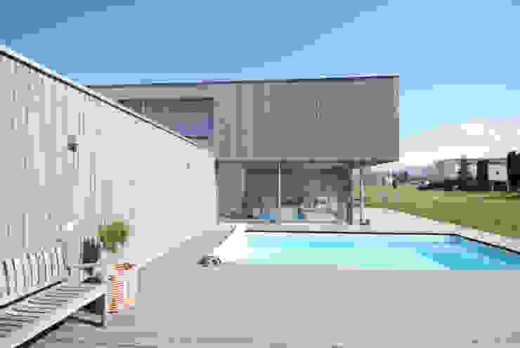 Haus mit Pool statt Garten, schroetter-lenzi Architekten schroetter-lenzi Architekten Modern pool