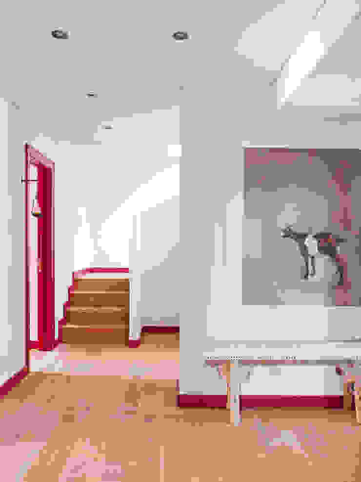 SA&V - SAARANHA&VASCONCELOS Pasillos, vestíbulos y escaleras de estilo rústico