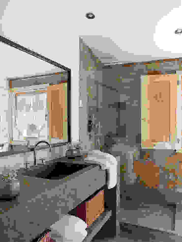 SA&V - SAARANHA&VASCONCELOS Baños de estilo rústico