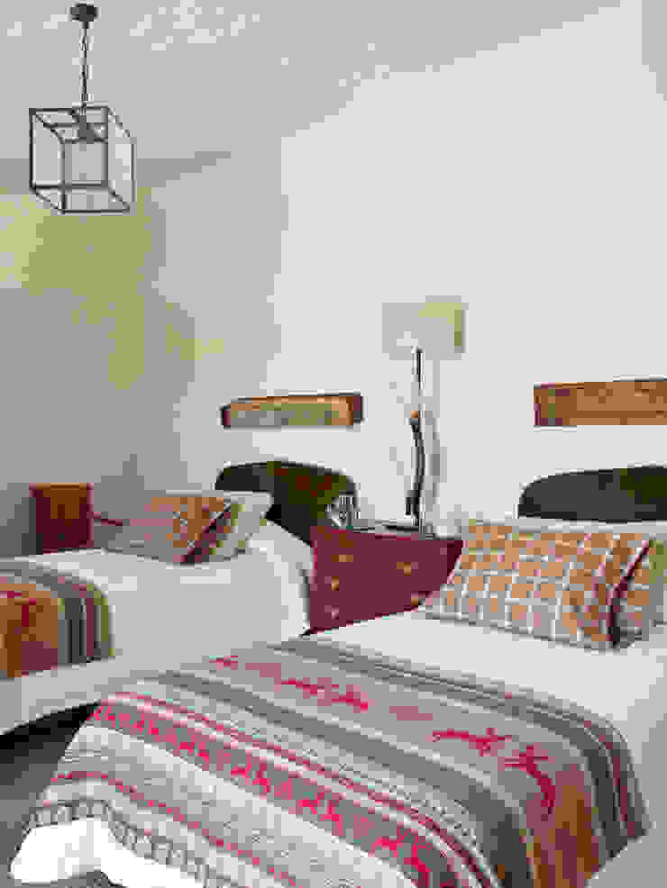 SA&V - SAARANHA&VASCONCELOS Habitaciones de estilo rústico