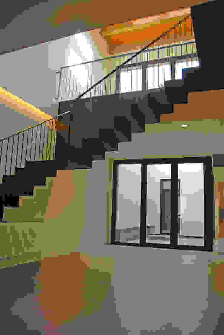 4+1 arquitectes Sala da pranzo moderna