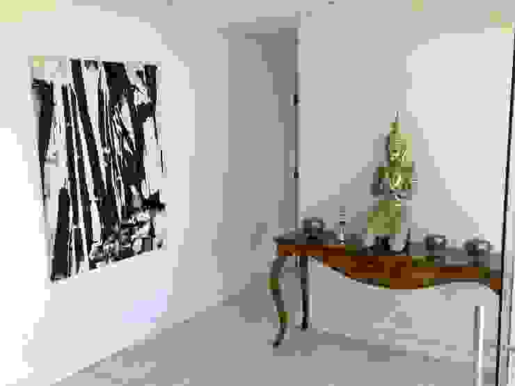 Luciani e Associados Arquitetura Коридор, прихожая и лестница в модерн стиле