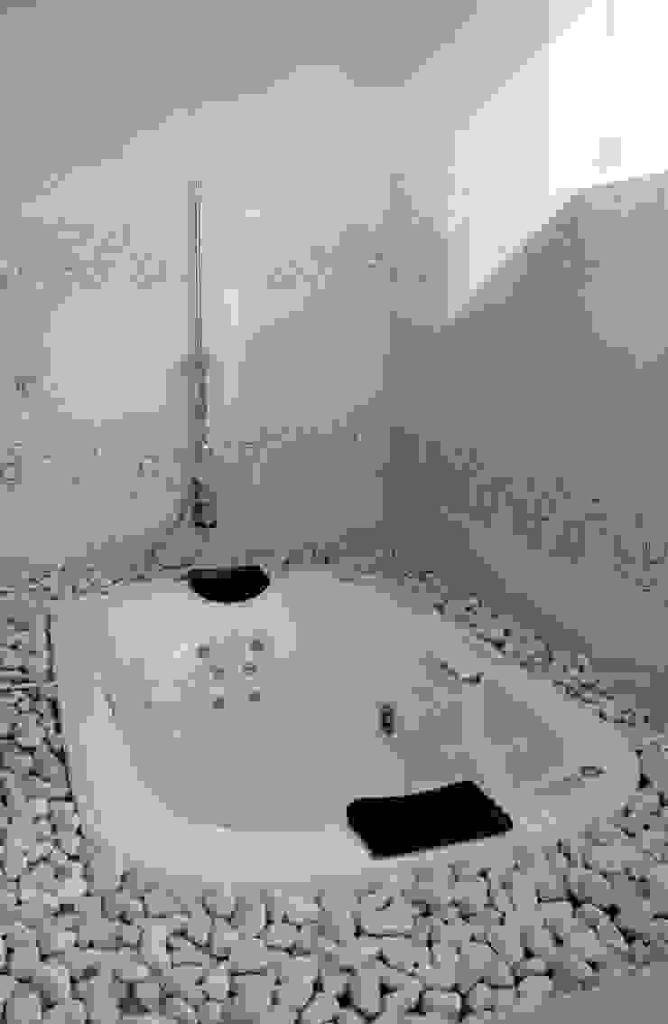 Moderne badkamers van Arquimia Arquitectos Modern