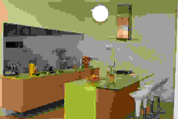 Moderne keukens van Arquimia Arquitectos Modern