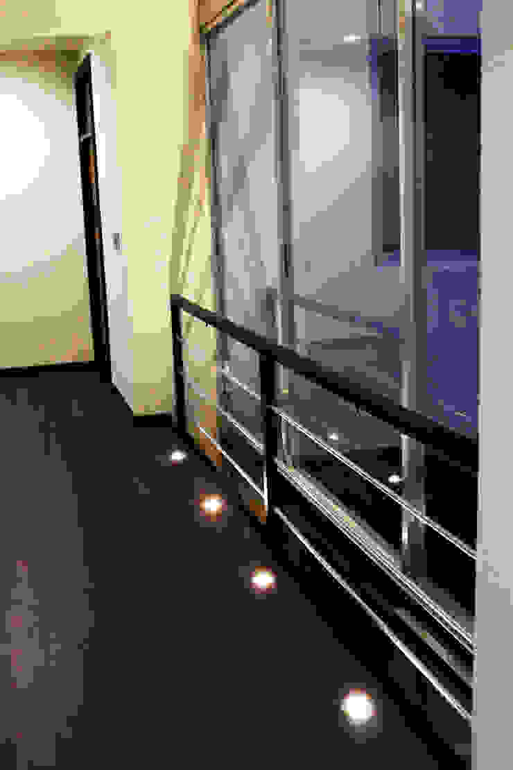 Moderne gangen, hallen & trappenhuizen van Arquimia Arquitectos Modern