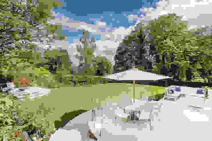 Family Home in Winchester's Sleepers Hill من Martin Gardner Photography كلاسيكي