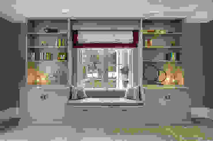 Family Home in Winchester's Sleepers Hill من Martin Gardner Photography كلاسيكي