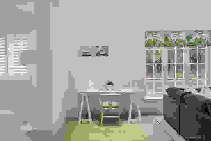 Family Home in Winchester's Sleepers Hill من Martin Gardner Photography كلاسيكي