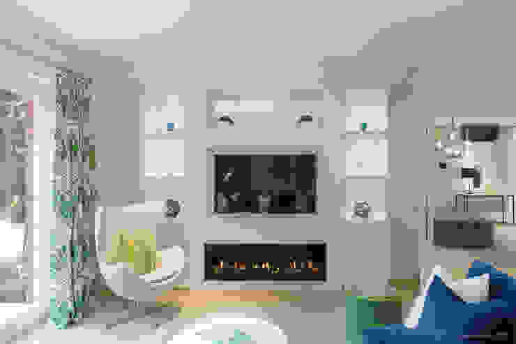 Family Home in Winchester's Sleepers Hill من Martin Gardner Photography كلاسيكي