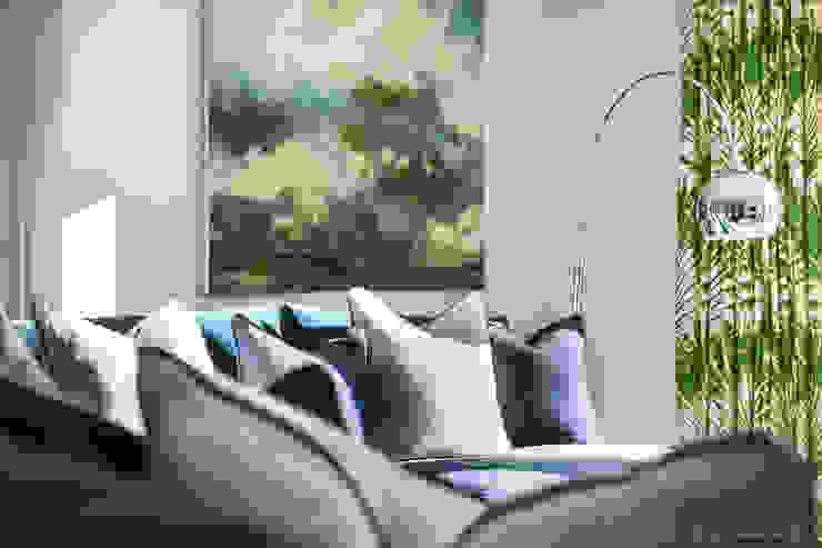 Family Home in Winchester's Sleepers Hill من Martin Gardner Photography كلاسيكي