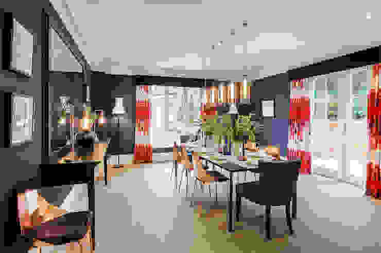 Family Home in Winchester's Sleepers Hill من Martin Gardner Photography كلاسيكي