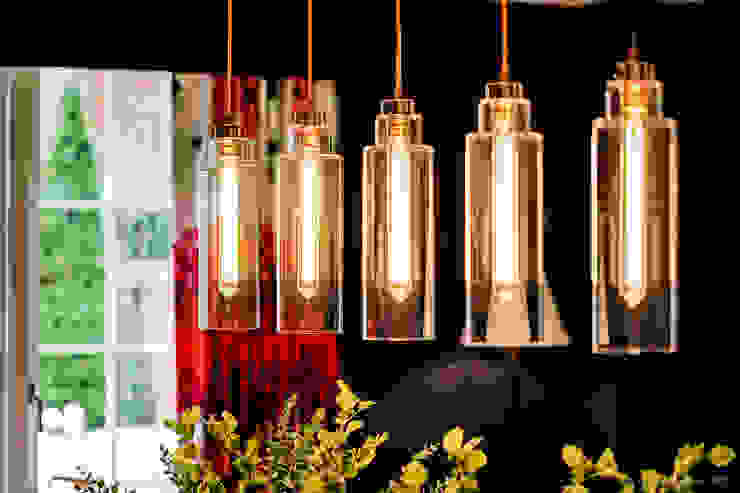 Family Home in Winchester's Sleepers Hill من Martin Gardner Photography كلاسيكي