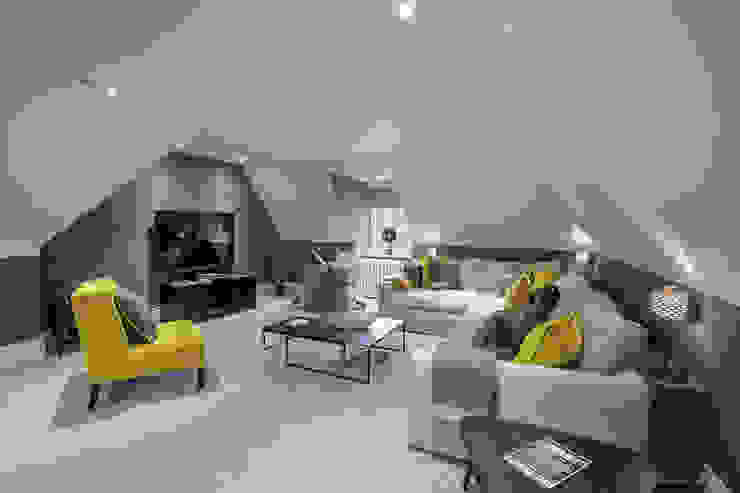 Family Home in Winchester's Sleepers Hill من Martin Gardner Photography كلاسيكي