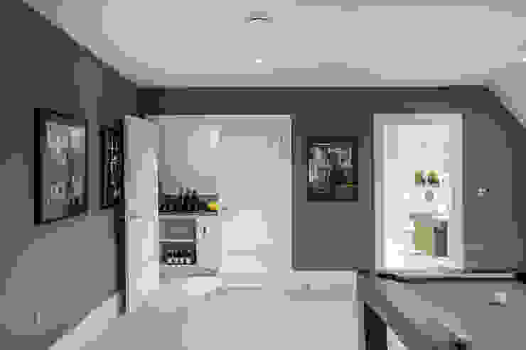 Family Home in Winchester's Sleepers Hill من Martin Gardner Photography كلاسيكي