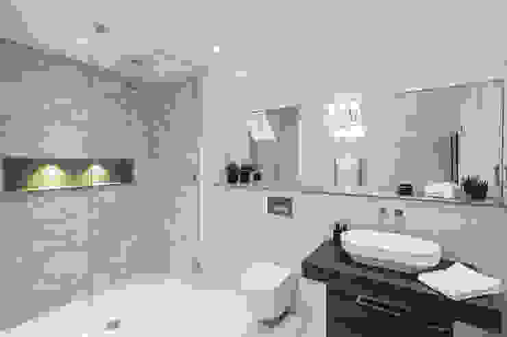 Family Home in Winchester's Sleepers Hill من Martin Gardner Photography كلاسيكي