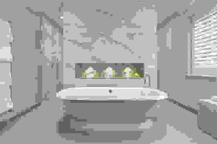 Family Home in Winchester's Sleepers Hill من Martin Gardner Photography كلاسيكي