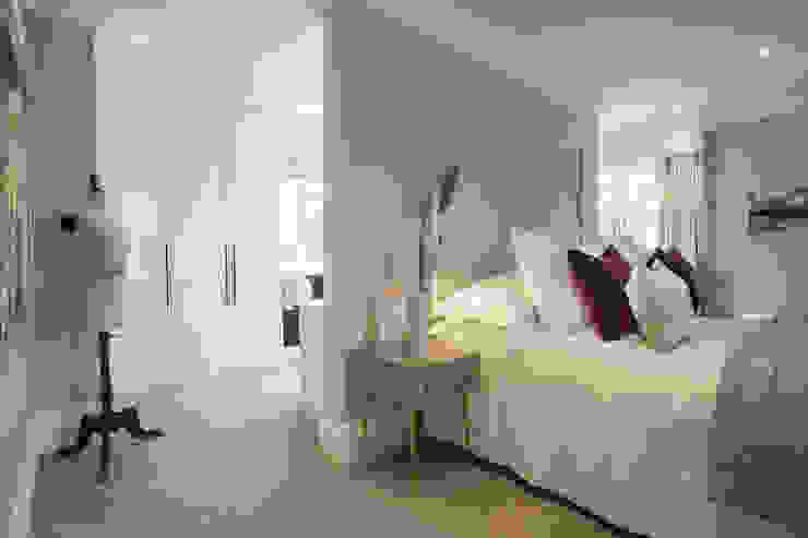 Family Home in Winchester's Sleepers Hill من Martin Gardner Photography كلاسيكي