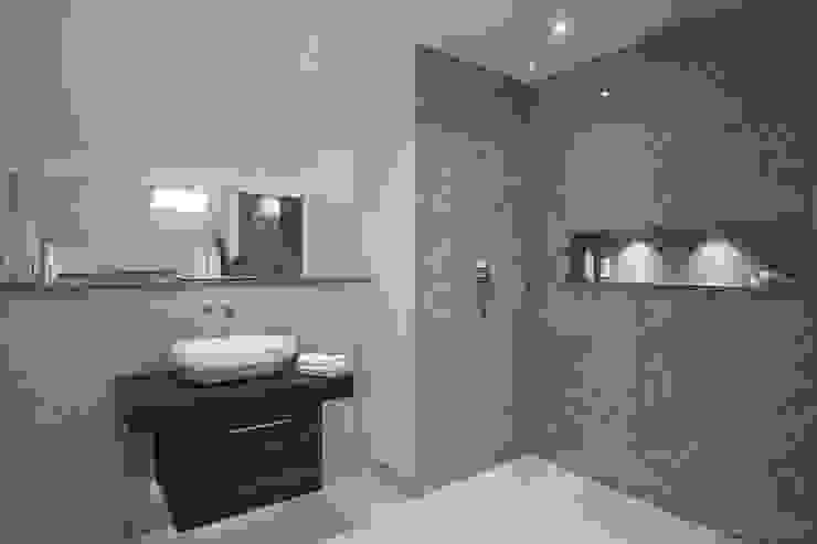 Family Home in Winchester's Sleepers Hill من Martin Gardner Photography كلاسيكي