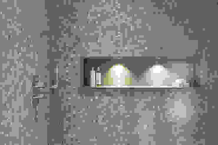 Family Home in Winchester's Sleepers Hill من Martin Gardner Photography كلاسيكي