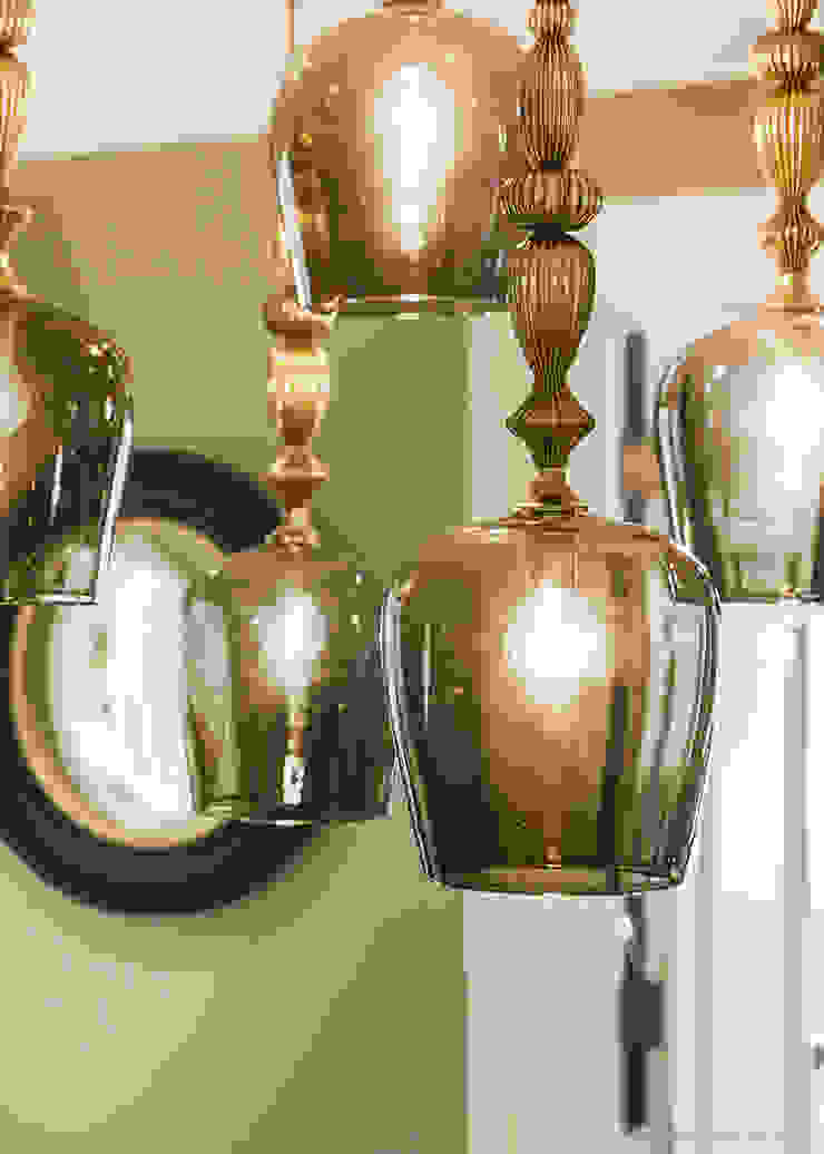 Family Home in Winchester's Sleepers Hill راهرو سبک کلاسیک، راهرو و پله من Martin Gardner Photography كلاسيكي