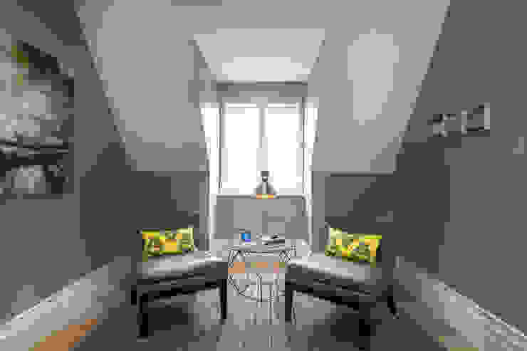 Family Home in Winchester's Sleepers Hill راهرو سبک کلاسیک، راهرو و پله من Martin Gardner Photography كلاسيكي