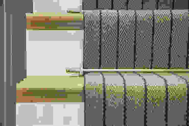 Family Home in Winchester's Sleepers Hill راهرو سبک کلاسیک، راهرو و پله من Martin Gardner Photography كلاسيكي