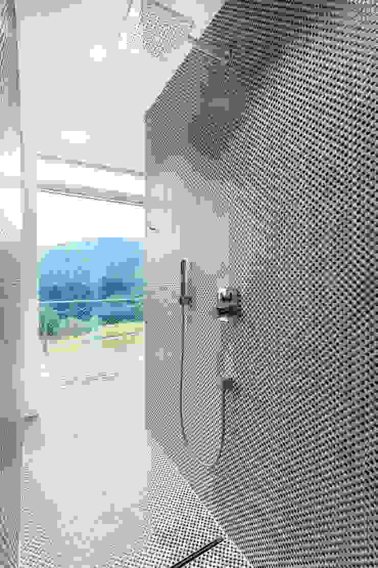 Villas 2B, LOVE architecture and urbanism LOVE architecture and urbanism Minimalistische Badezimmer