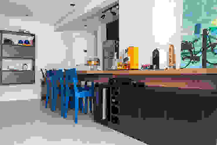 Apartamento jovem e descolado no bairro da Mooca, Márcio Campos Arquitetura + Interiores Márcio Campos Arquitetura + Interiores Comedores de estilo moderno Gris