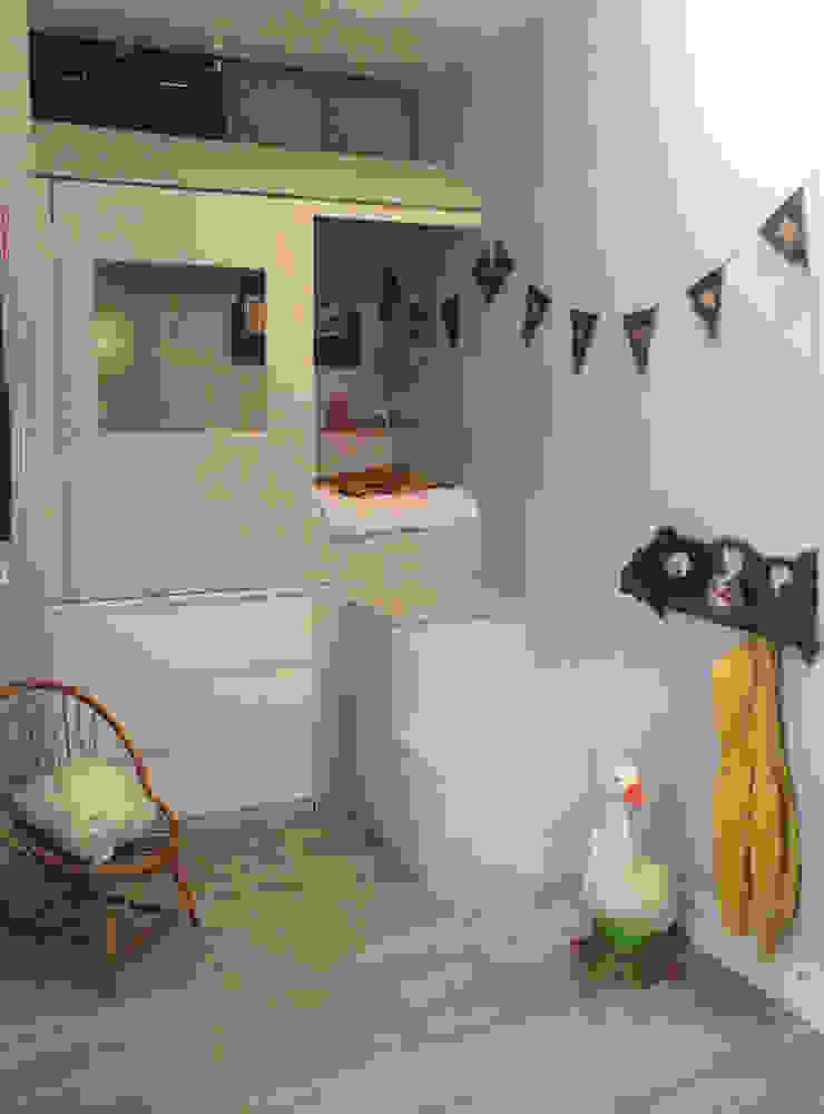 Lit cabane dans une micro chambre Laetitia Desmond Chambre d'enfant moderne Bois Gris