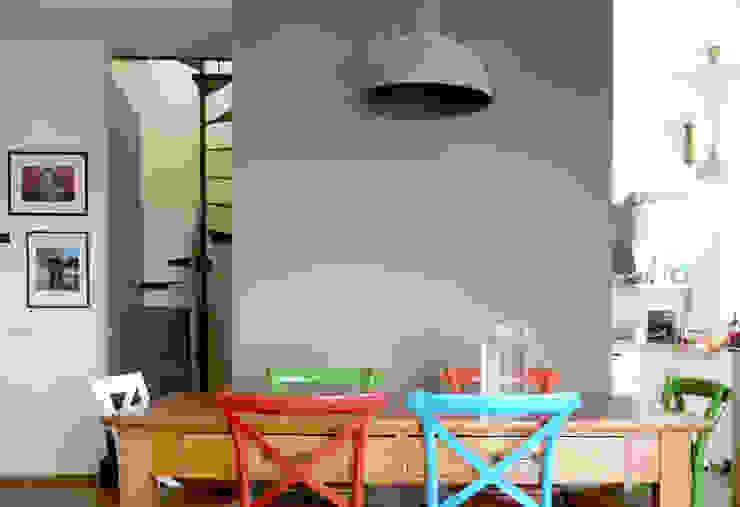 Sala da pranzo Atelier delle Verdure Sala da pranzo eclettica Viola/Ciclamino fondale,colore,lilla,sedie colorate,sedia tavolo da pranzo,tavolo da pranzo,tavolo in legno
