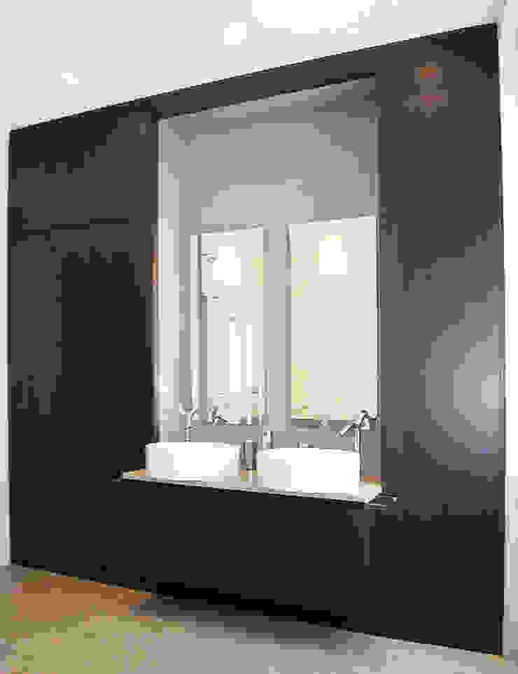 Bafìgno padronale PAZdesign Bagno minimalista bagno, bagno padronale, doppio lavandino, grande specchio, mobile integrato, lavandini tondi, miscelatori design