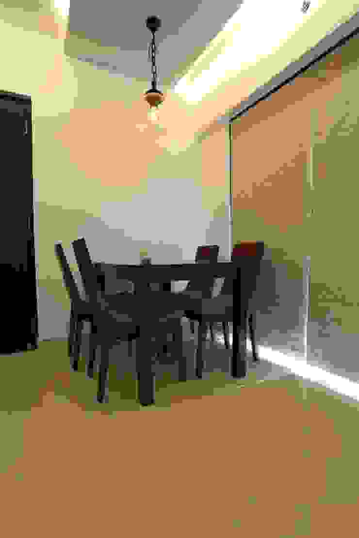 Thane Apartment. The design house Modern dining room