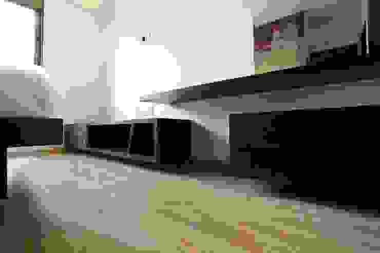 Thane Apartment. The design house Modern living room