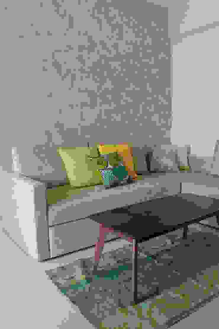 Thane Apartment. The design house Modern living room