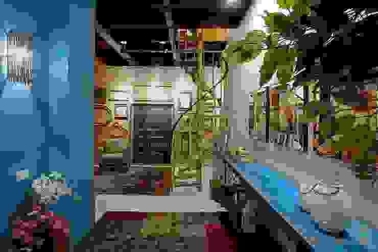 A7 Arquitetura | Design Коридор, прихожая и лестница в эклектичном стиле