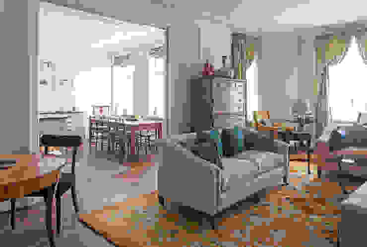 The living room looking through to the kitchen, Mansfield Street Apartment, London Nash Baker Architects Ltd Ruang Keluarga Klasik White