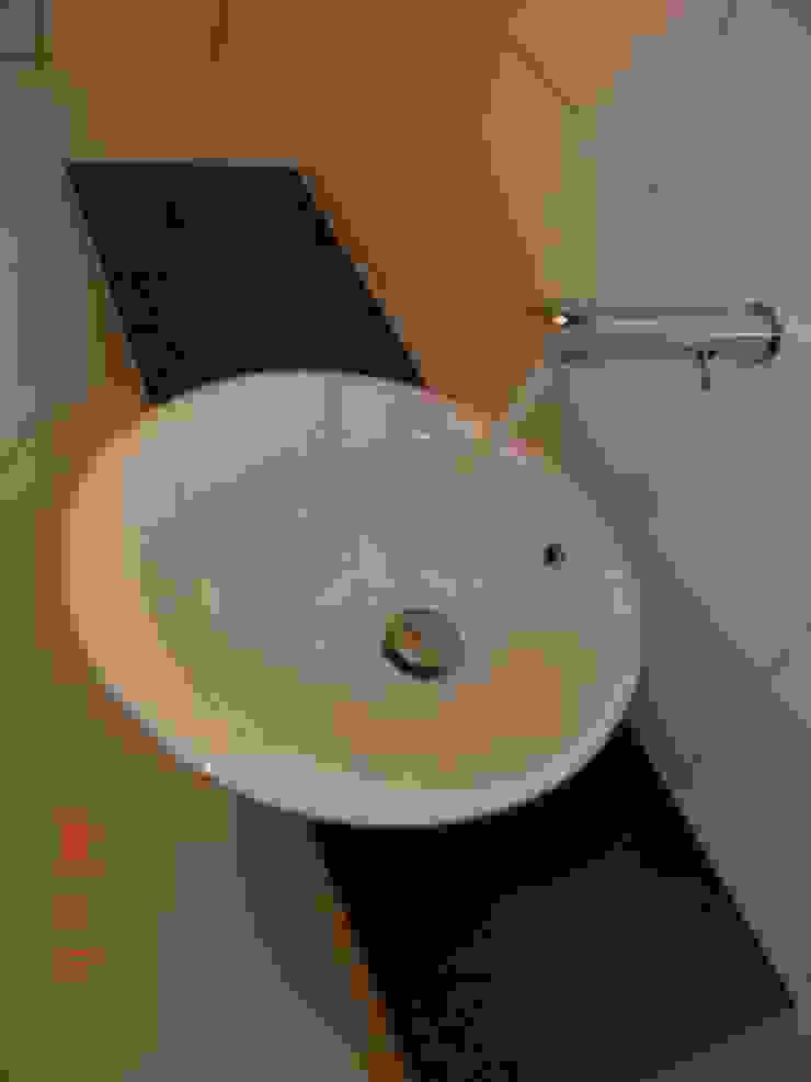 Bathrooms/ Dynamic444 od Dynamic444 Nowoczesny