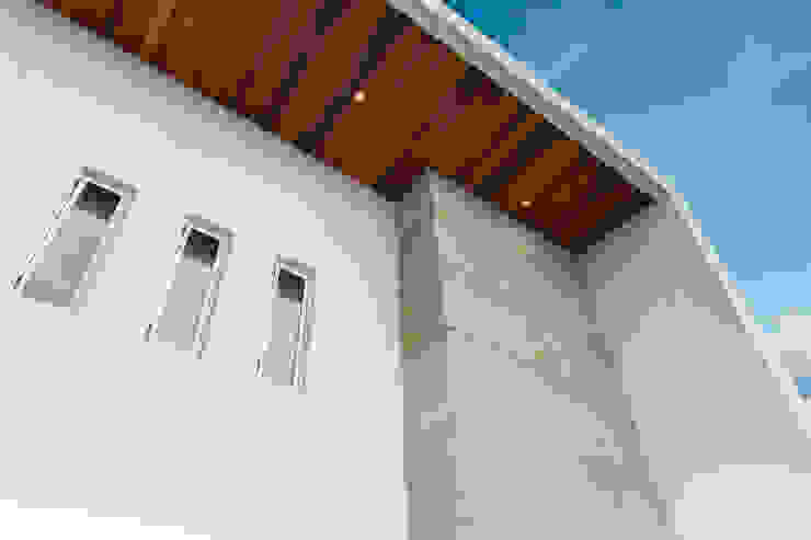 Grupo Arsciniest Modern houses Wood White