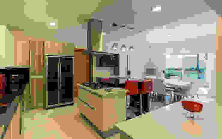 Grupo Arsciniest Modern kitchen Granite Black