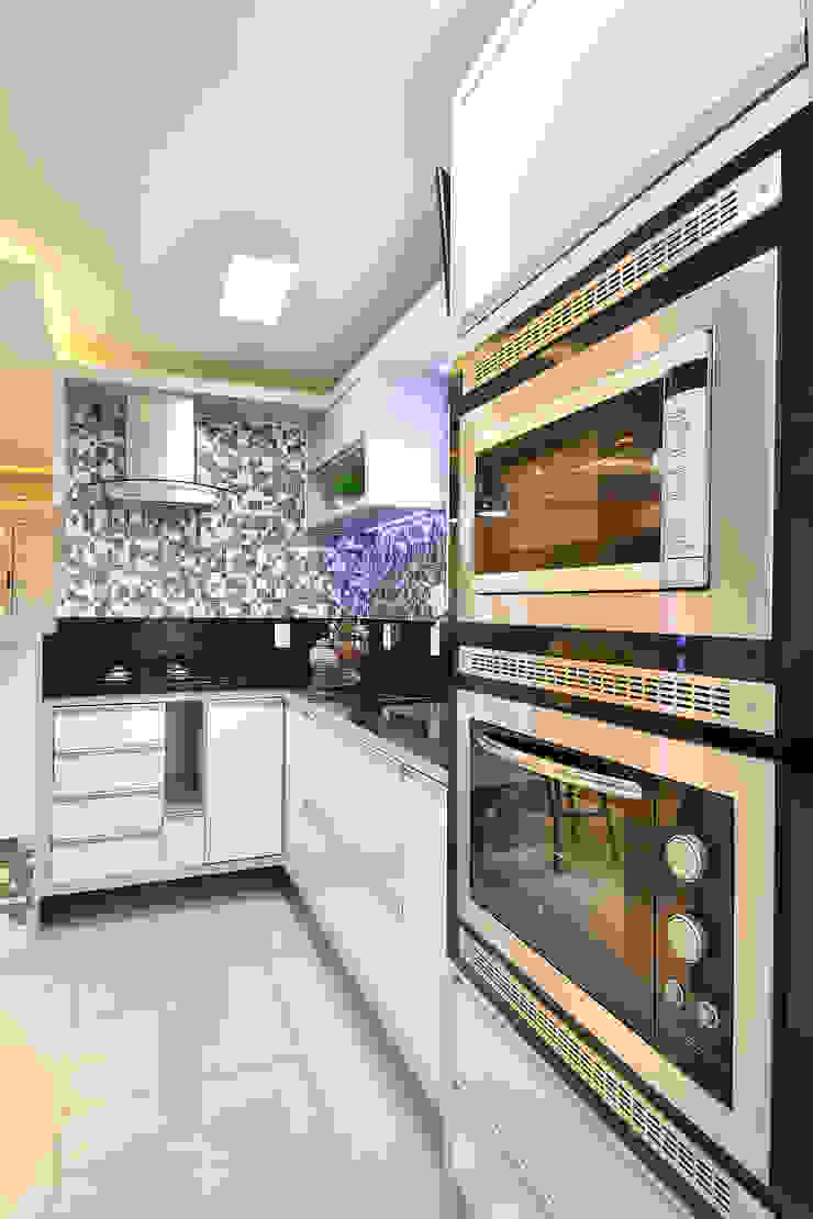 Modern kitchen by Graça Brenner Arquitetura e Interiores Modern Metal