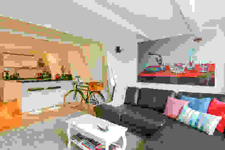 Reading between the lines Aileen Martinia interior design - Amsterdam Minimalistische woonkamers Kunststof Turquiose lounge bank,open haard,sierkussens,houten vloer,stoer,mannelijk,man cave,minimalistisch,strak,rood,wit,blauw