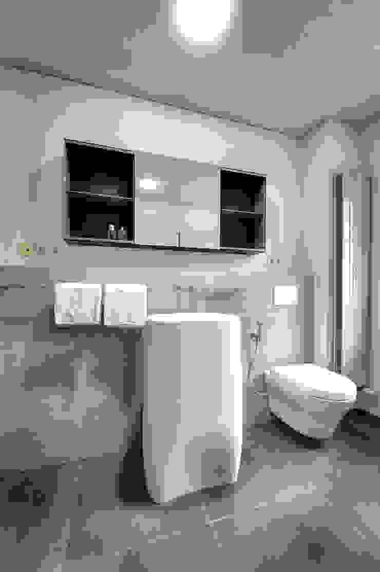 BAD12, badconcepte badconcepte Moderne Badezimmer Sanitärarmatur,Gebäude,Toilette,Innenarchitektur,Holz,Grau,Badezimmer,Umhauen,Bodenbelag,Linie